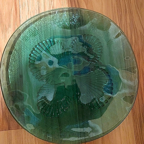 Green Recycled Glass Plate Platter Scallop Shell Relief on Bottom 10 Inches - Picture 2 of 9